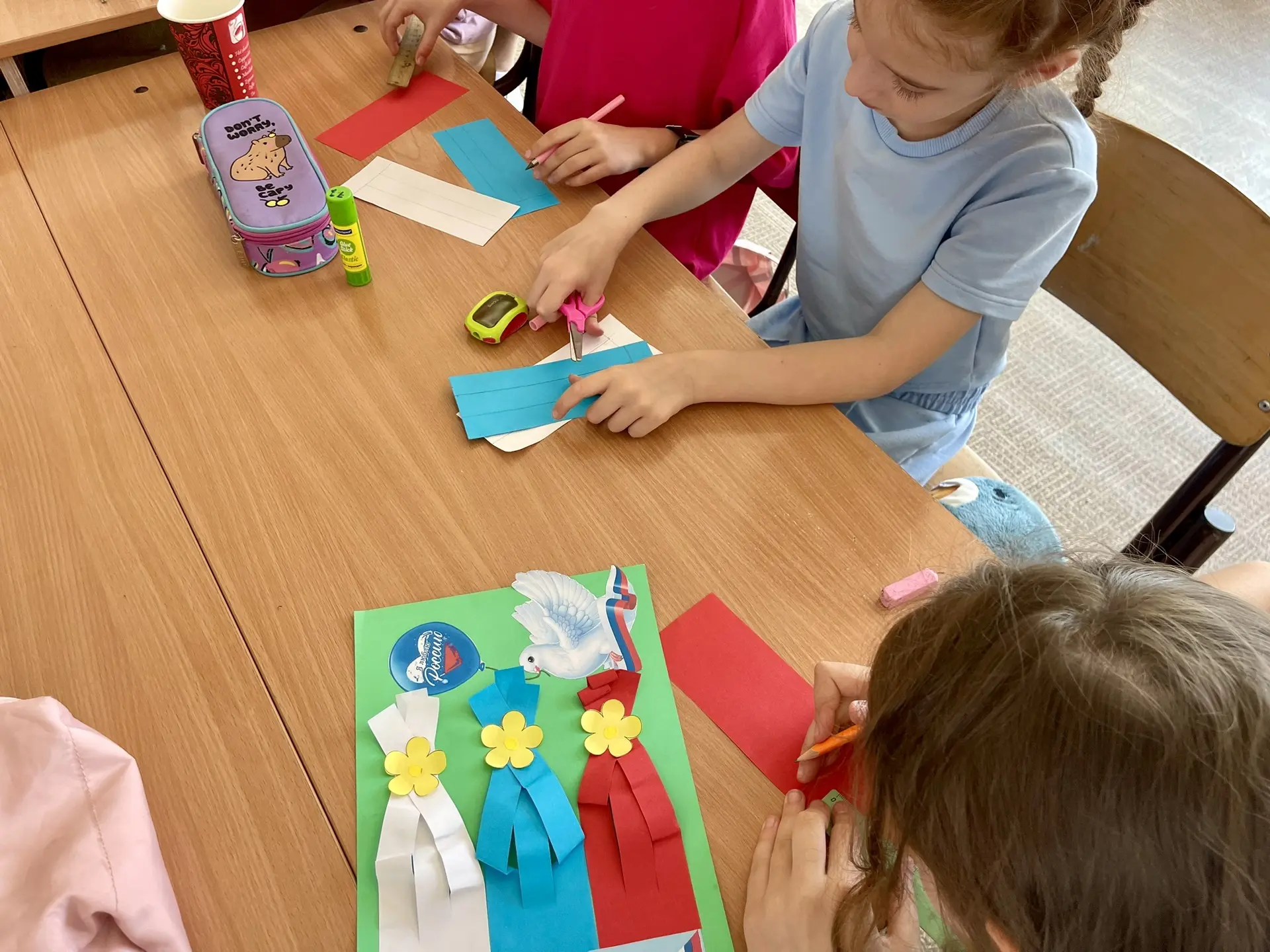 День России в нашем пришкольном лагере: рисуем, мастерим, гордимся 🇷🇺🤍💙❤️

Сегодня, в преддверии