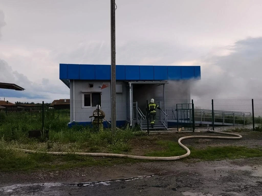 🔥 Вчера вечером в селе Липино Артемовского района во время грозы загорелось здание фел...