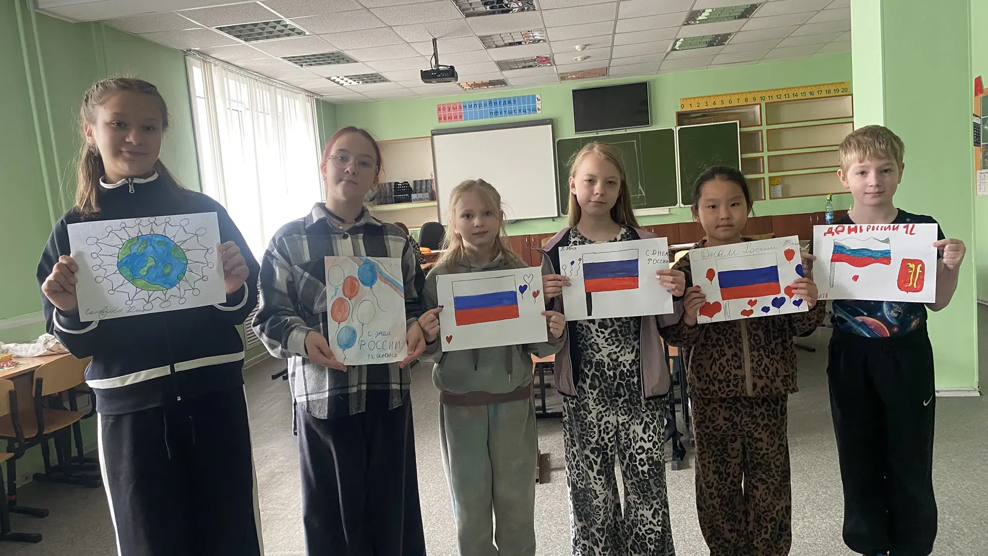 🎨 Краски, кисти и море фантазии — так прошла творческая сессия на профильной смене в н...