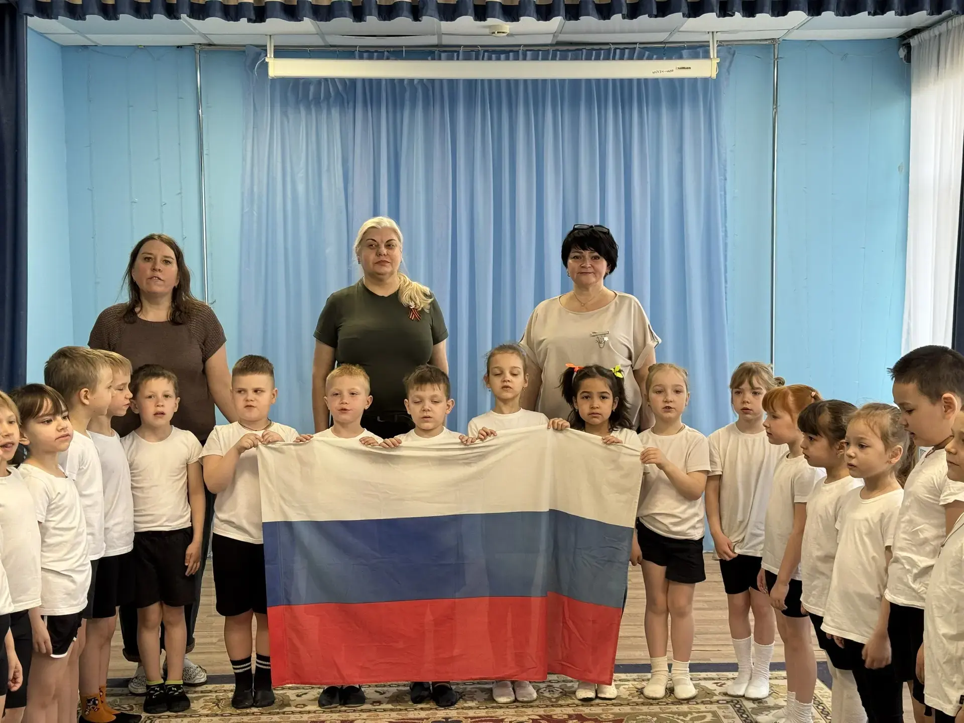 Утро понедельника в дошкольном отделении № 40 в старшей и подготовительной группах,по традиции, нача