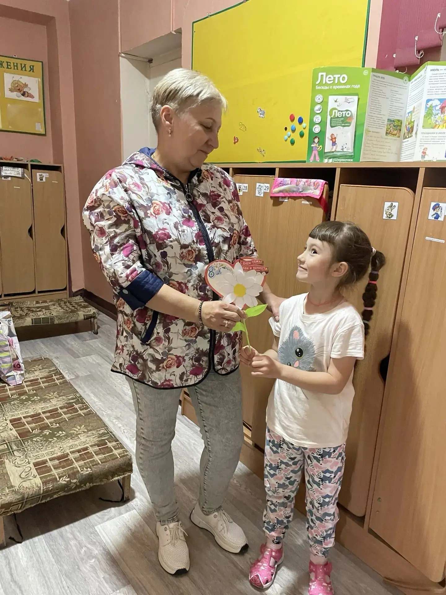 В День семьи, любви и верности в детском саду царила особенная атмосфера — тёплая и радостная. Ребят