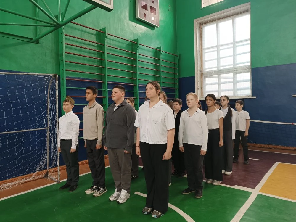 🇷🇺Смотр строя и песни: атмосфера единства и гордости!  В нашей школе прошёл этап смотра строя и песн