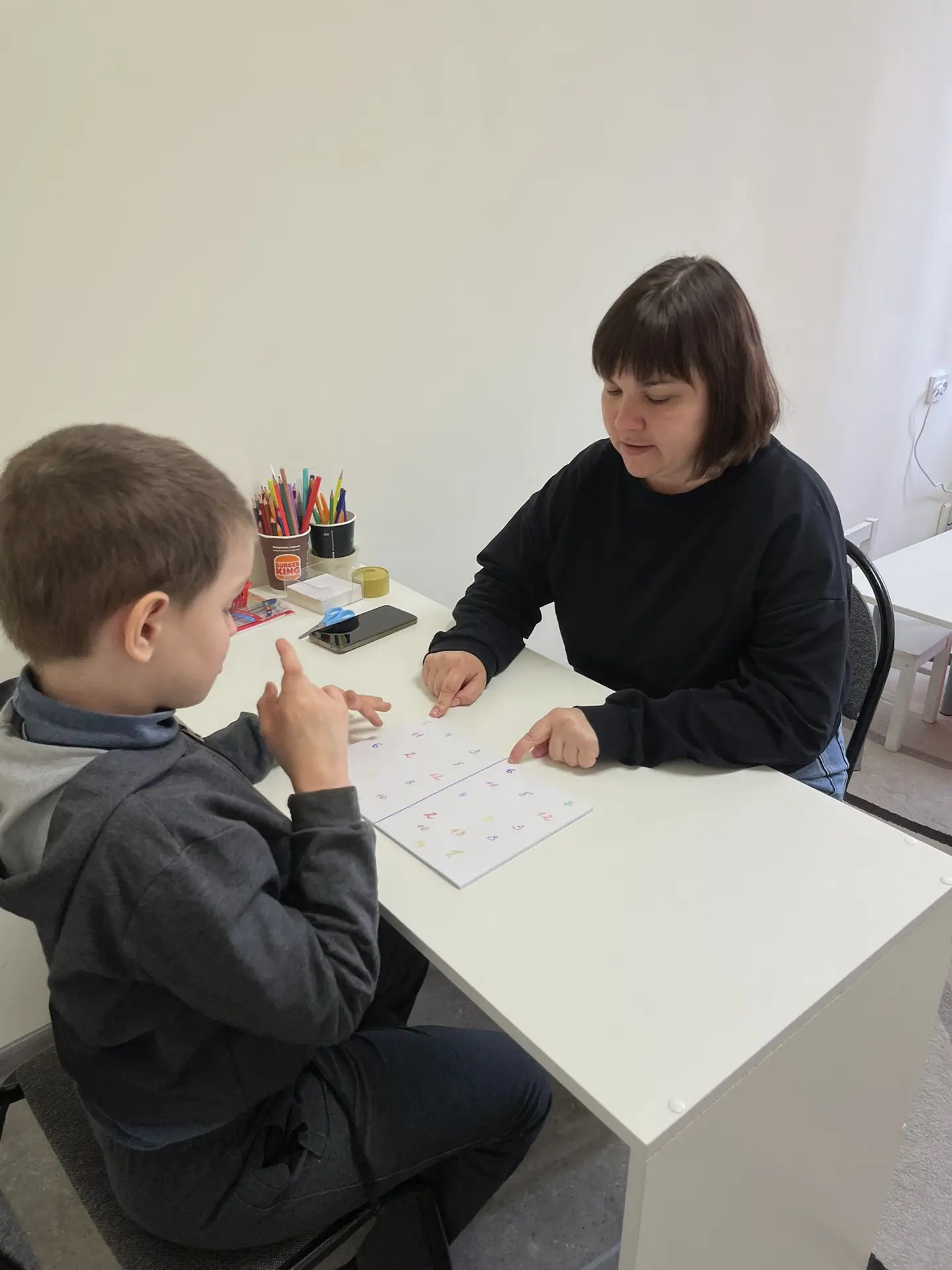 Упражнение " Найди цифры двумя руками одновременно "