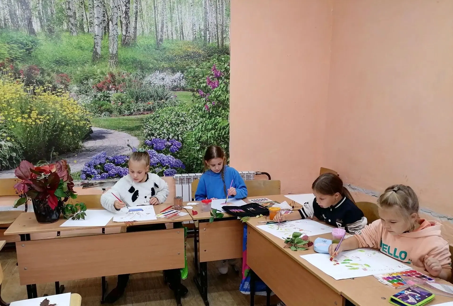 Сегодняшний урок в нашей художественной школе был полностью посвящён изучению кленового...