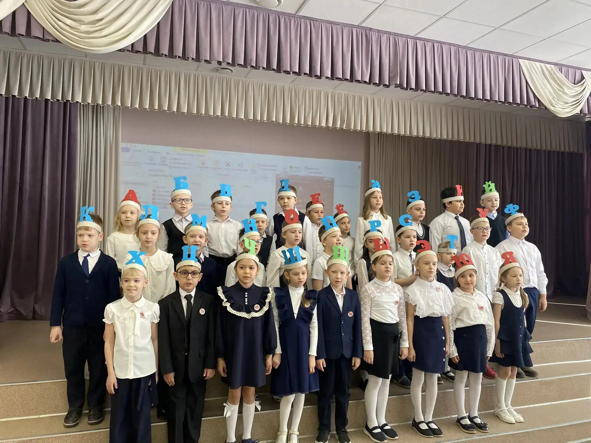 03.04 в параллели 1 классов МБОУ СОШ № 1 (основное здание） прошёл урок- Праздник грамотных ребят.  📕
