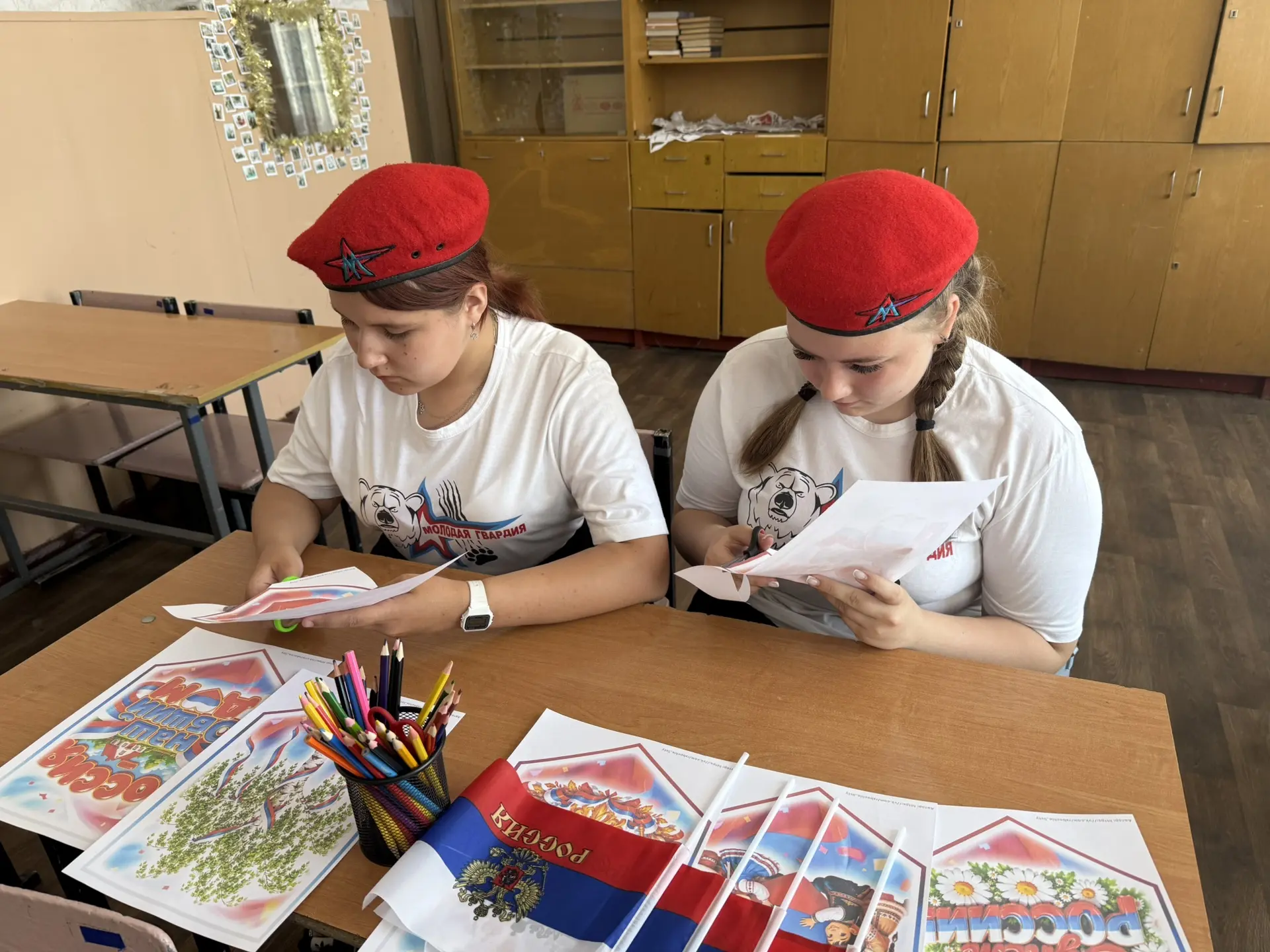 🇷🇺Мастер-класс «Окна России».🇷🇺

🗣️В преддверии Дня России юнармейцы ГБОУ ЛНР «Стахановской сре