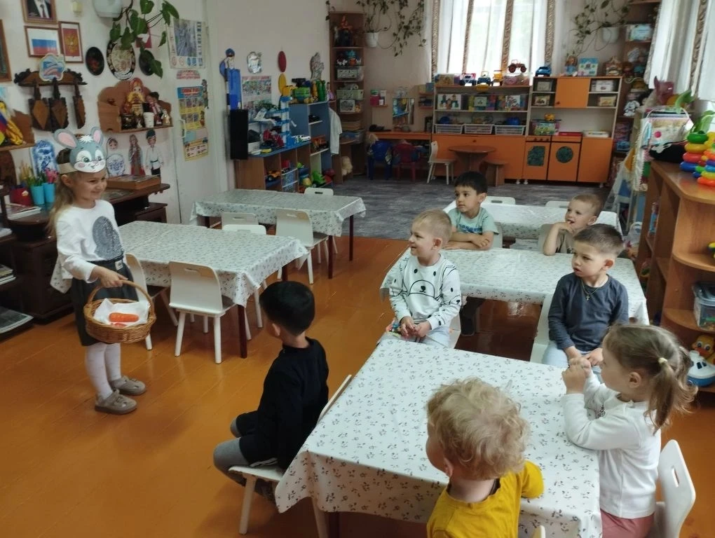Итоговое занятие по лепке в младшей группе "Угощение для зайчат"