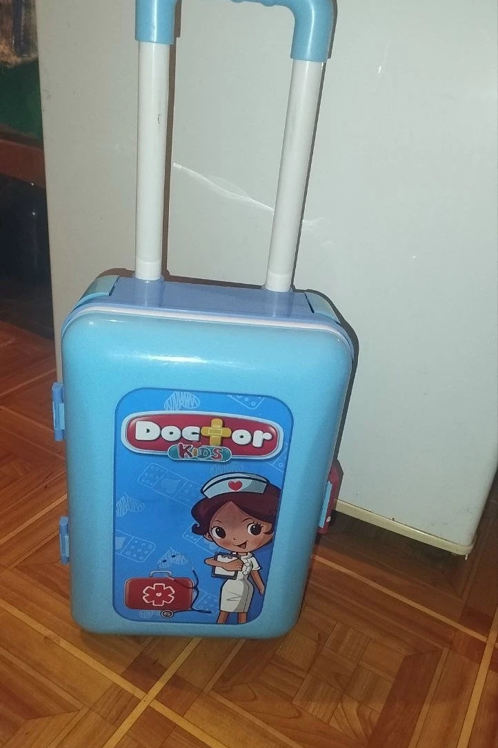 Продам детский игровой набор доктора в чемодане. Состояние отличное, внутри все инструм...