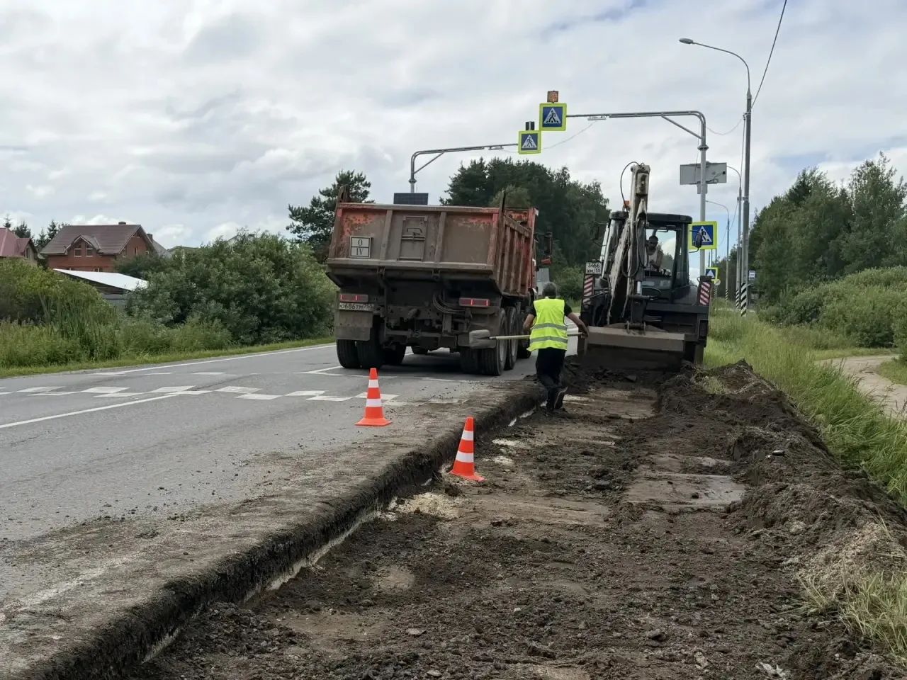 Дорожные службы «Мосавтодора» приступили к строительству нового тротуара — он напрямую ...