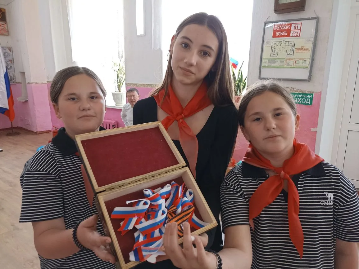 Патриотическая акция «Триколор ленточка» прошла в нашем лагере
