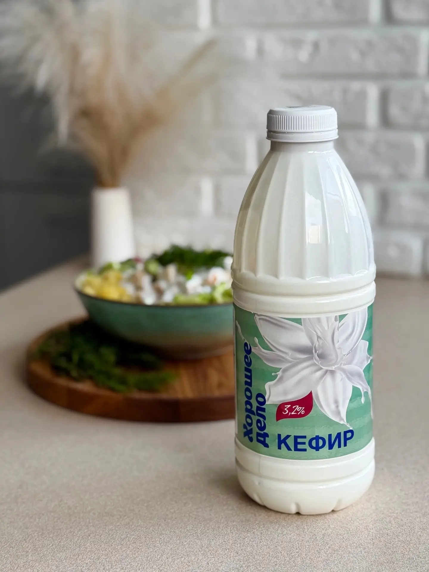 Окрошка с кефиром, квасом или с кефиром и квасом?
 
На самом деле однозначного «лучше» нет - всё зав