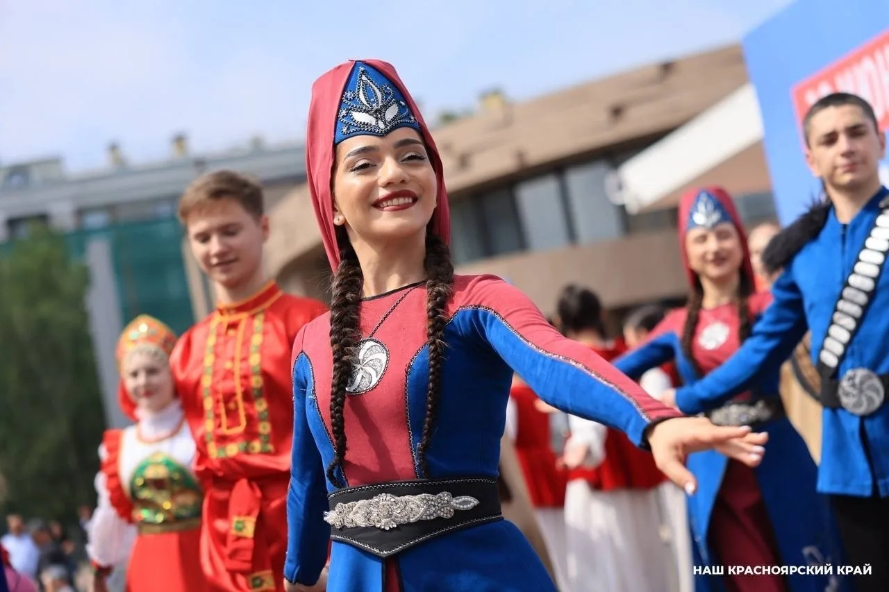 🇷🇺 В Красноярске отмечают День России

У Дома дружбы народов «Родина» сегодня настоящая празднична