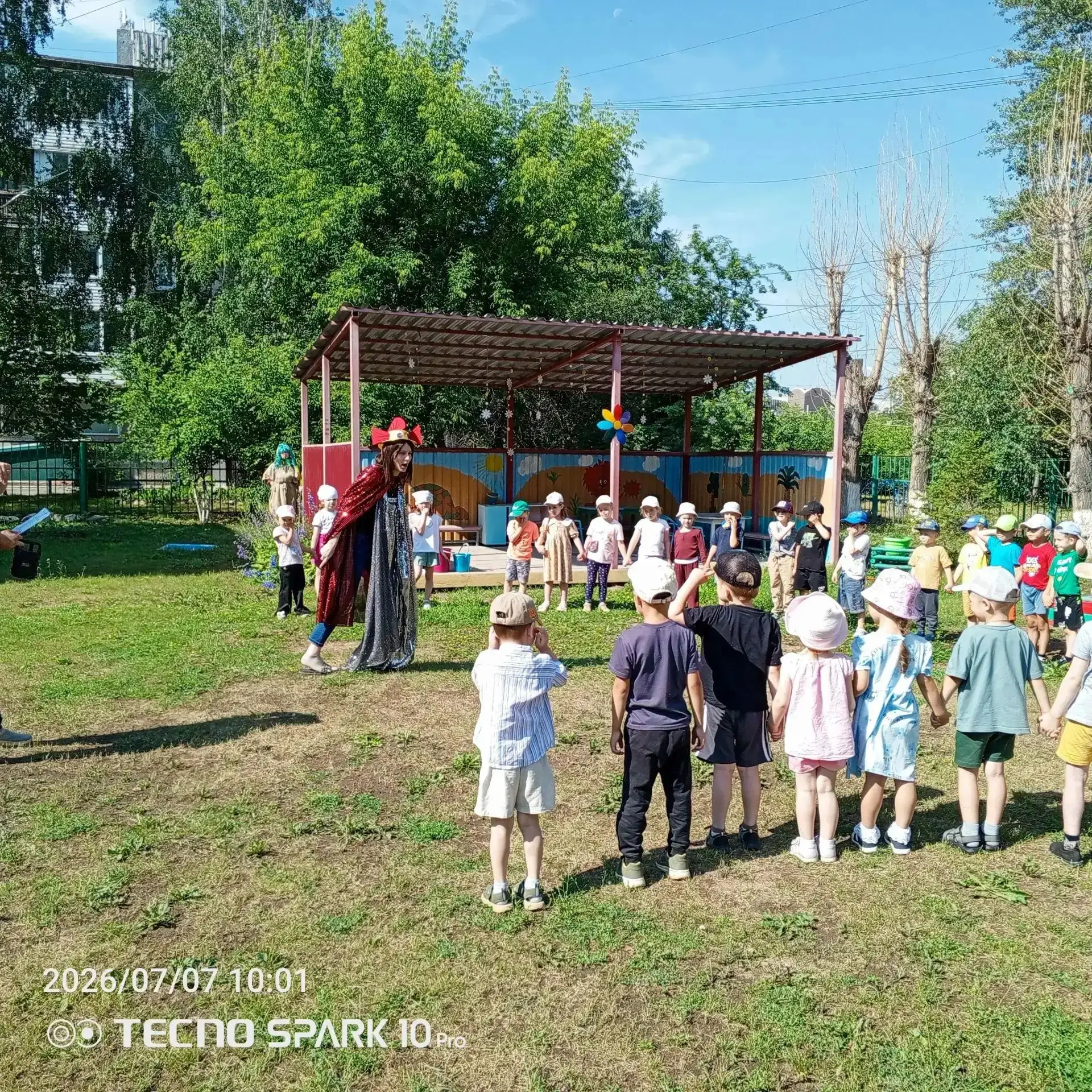 Россия богата своими традициями, обычаями, народными праздниками и очень важно приобщат...