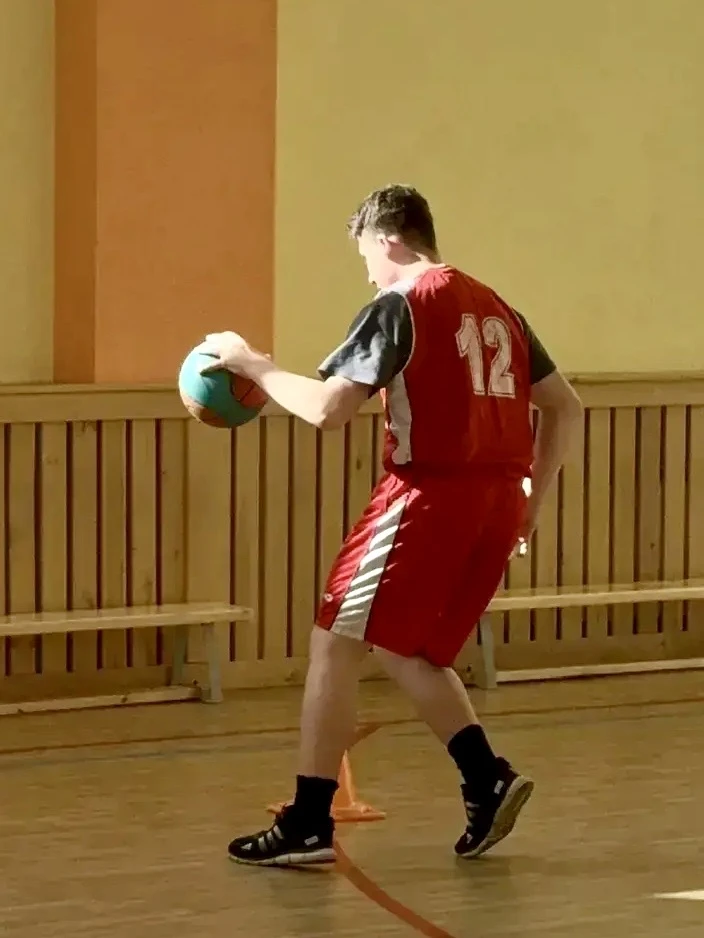 Баскетбольный успех: 7Е класс - серебряные призёры района! 🏀🥈  15 апреля на базе «МАОУ СОШ №134» про