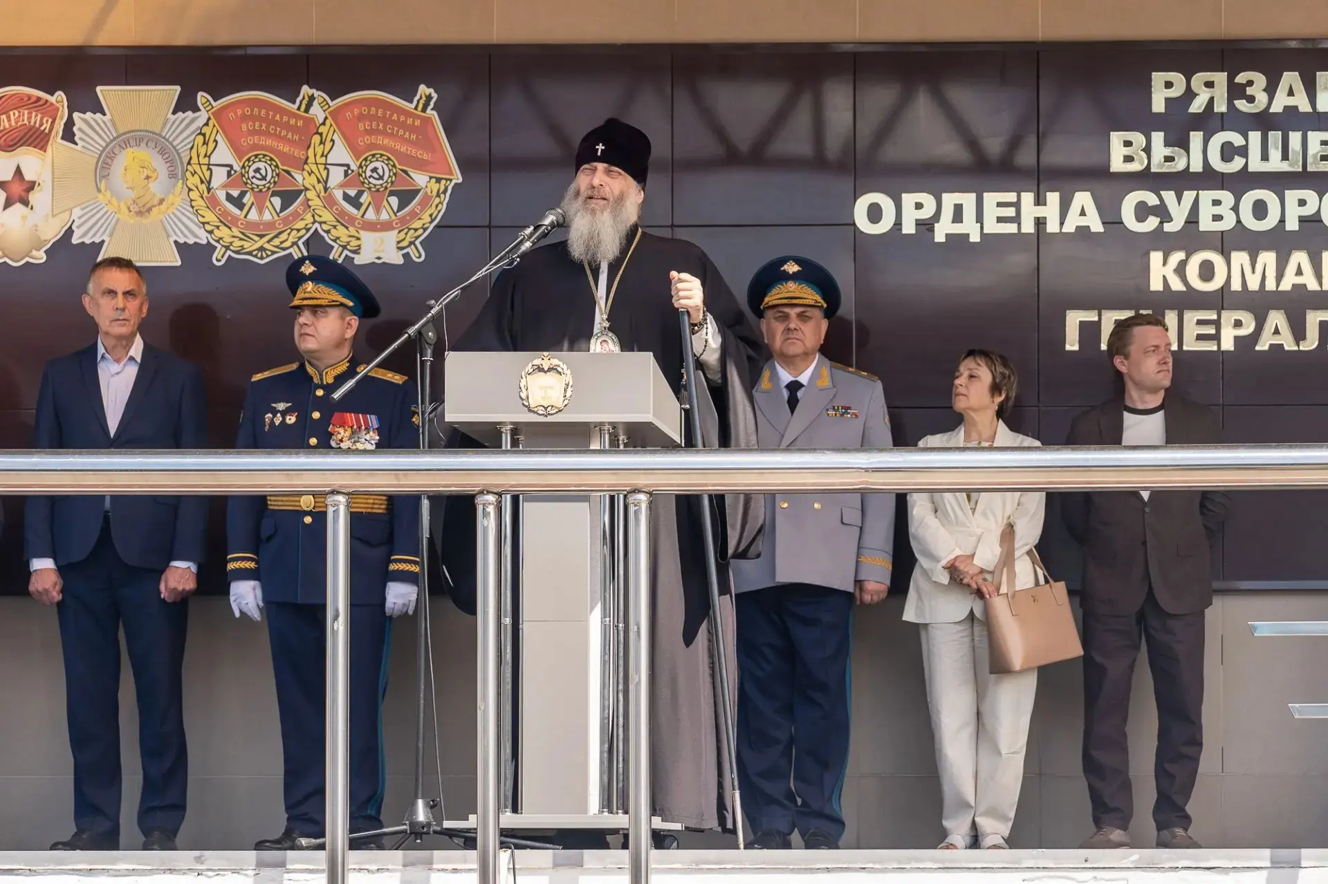 Митрополит Никодим поздравил выпускников Десантного училища с окончанием учебы и получением дипломов