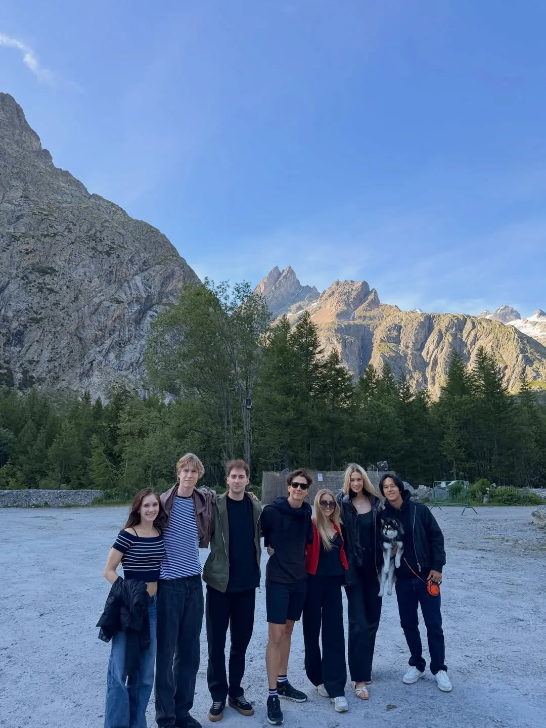 ☀️ POV: Тебе 12 лет и ты приехал в летний лагерь.

Чудесная компания на сборах в Италии.

📸 nika_eg