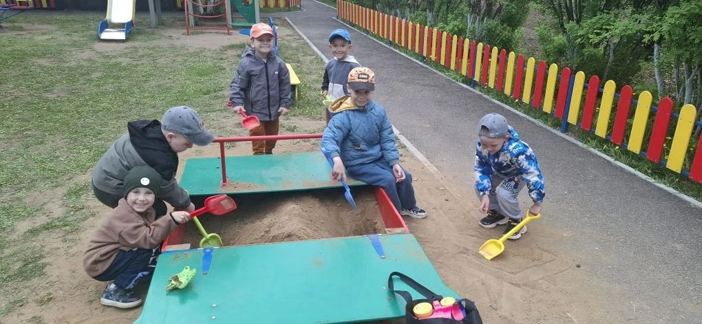 ☺☺☺«А мы порядок наводим!» — сопели мальчишки, насыпая песок горкой. «А мы в цель попад...