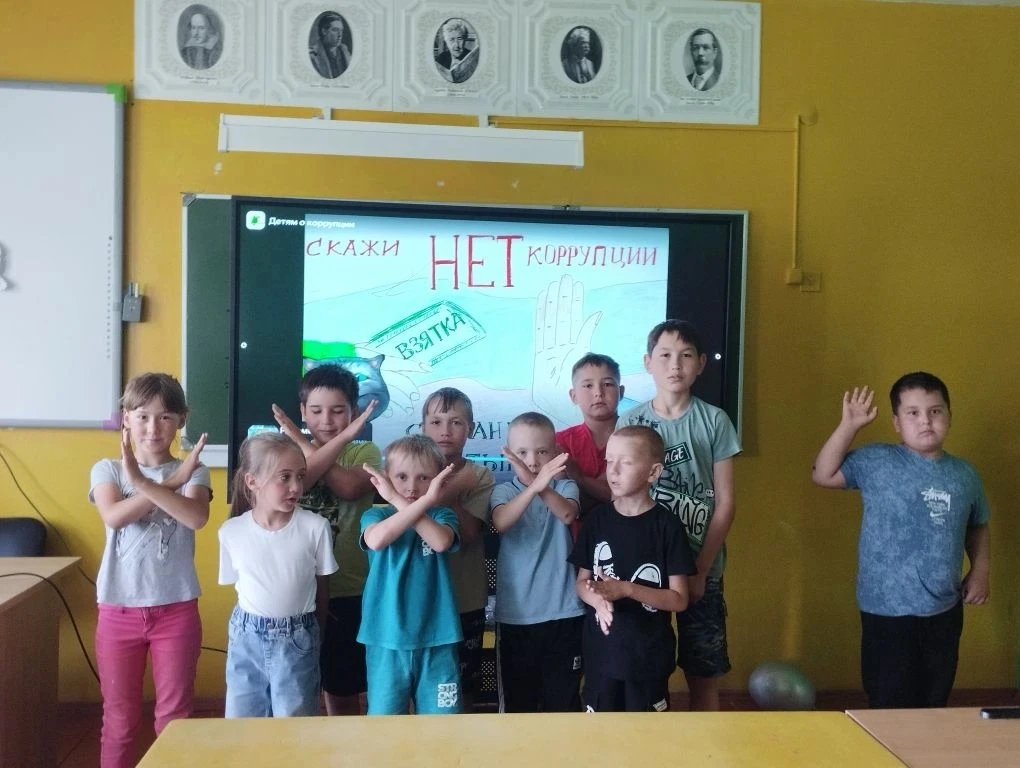 Лагерьның 9 нчы көне иҗат юнәлешенә багышланды. Балалар белән төрле халыкларның кул эшләнмәләре буен