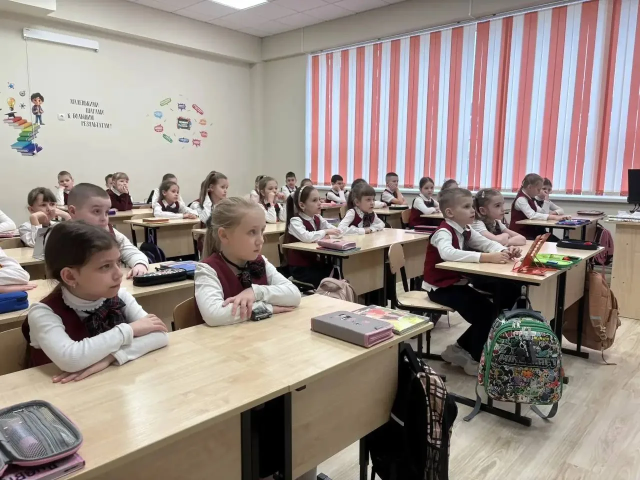 🇷🇺 ТРАДИЦИОННОЕ ПОДНЯТИЕ ФЛАГА И «РАЗГОВОРЫ О ВАЖНОМ»  Каждый понедельник в МБОУ СОШ №11 г. Ессентук