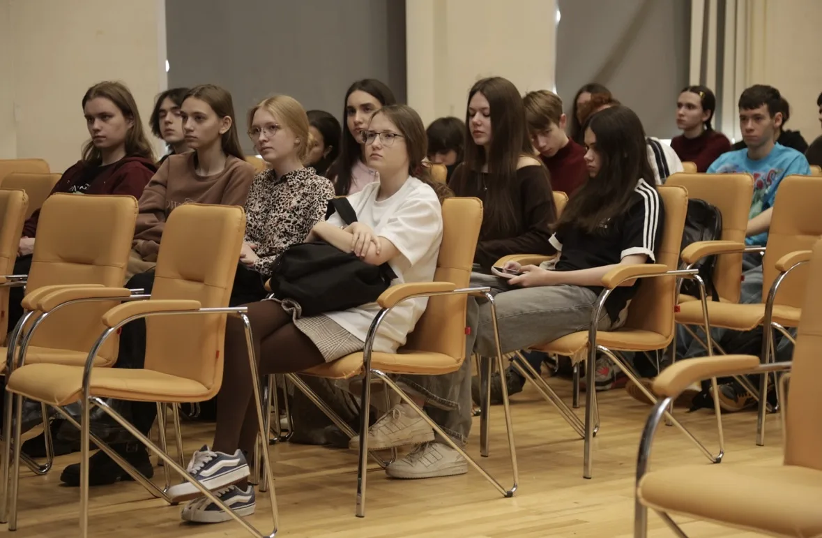 Встреча с будущим: Как выбрать свой путь? 🤔  В актовом зале нашей школы для учеников 10-х классов бы
