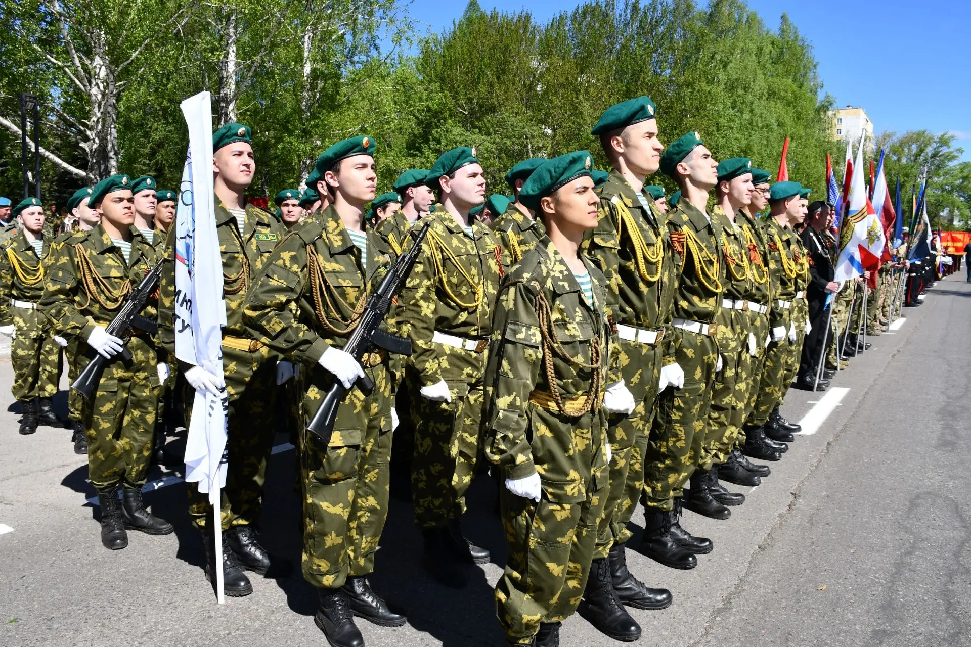 Студенты НХТИ приняли участие в Параде Победы