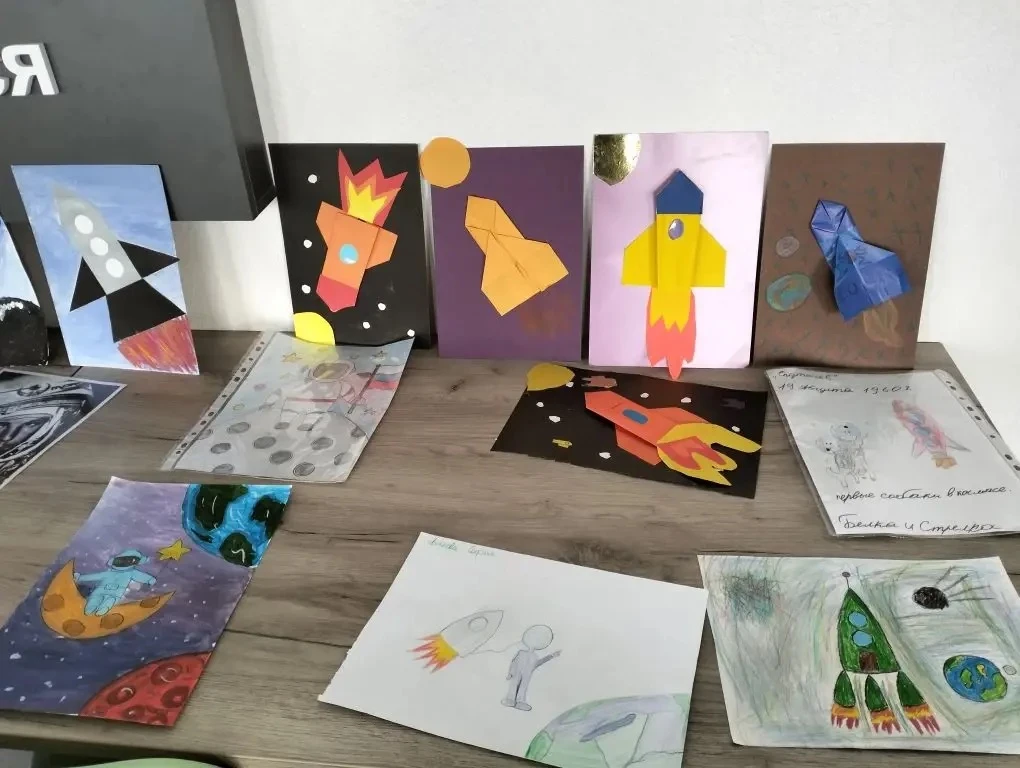 🖼️ 🚀 Выставка рисунков ко Дню космонавтики от наших маленьких орлят.  1В: Благинина Ксения, Ишаев Се