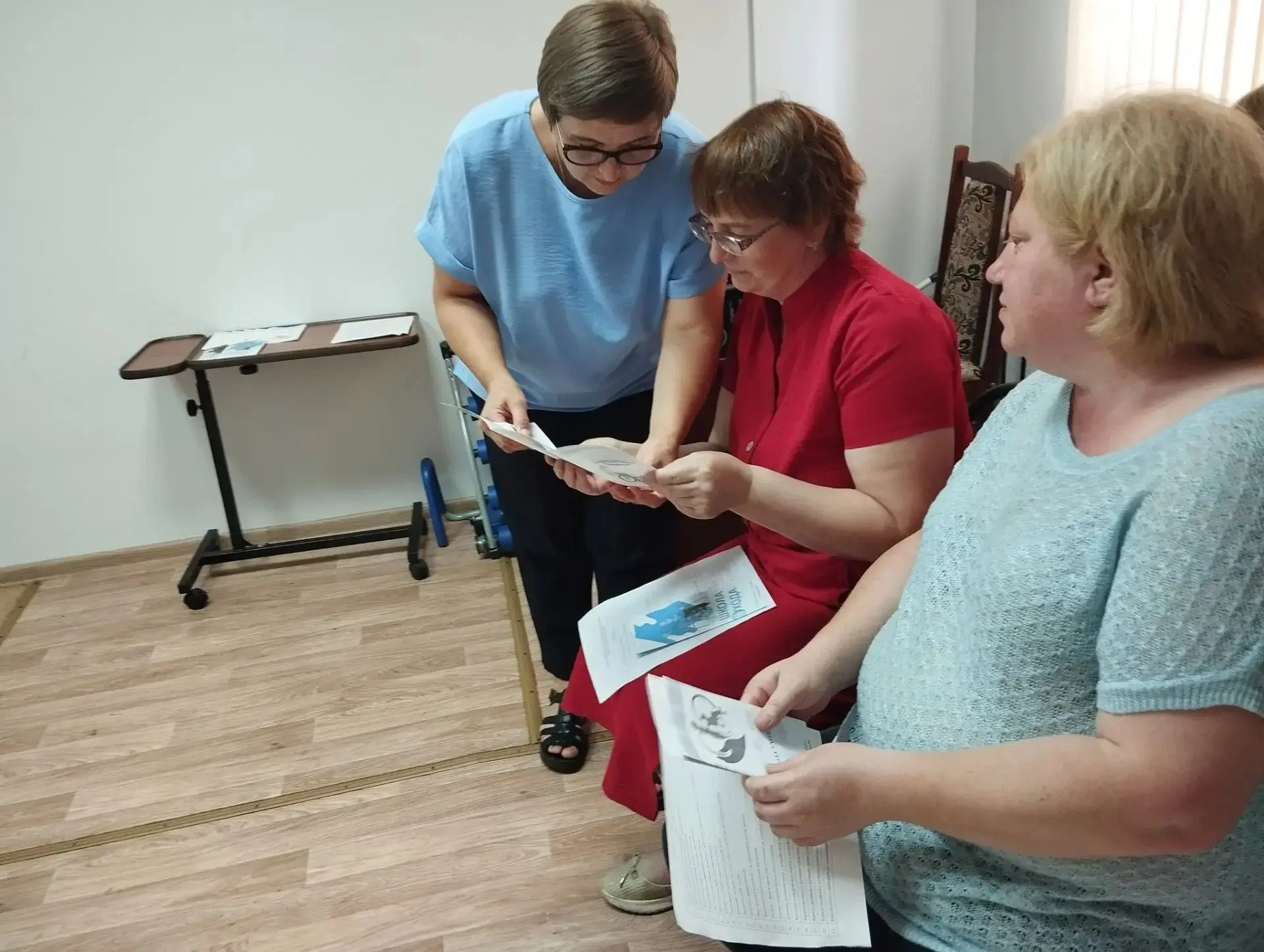 ЗАНЯТИЕ В «ШКОЛЕ УХОДА»
На базе отделения срочного социального обслуживания и социальной реабилитаци