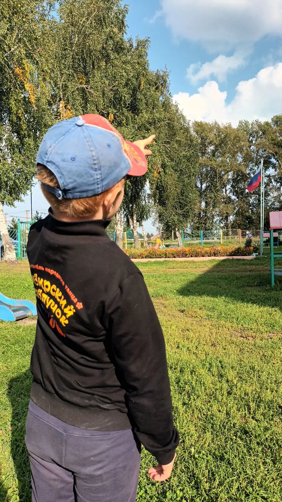 ☁️ Дети на прогулке наблюдали за облаками и придумывали, на что они похожи: кто‑то виде...