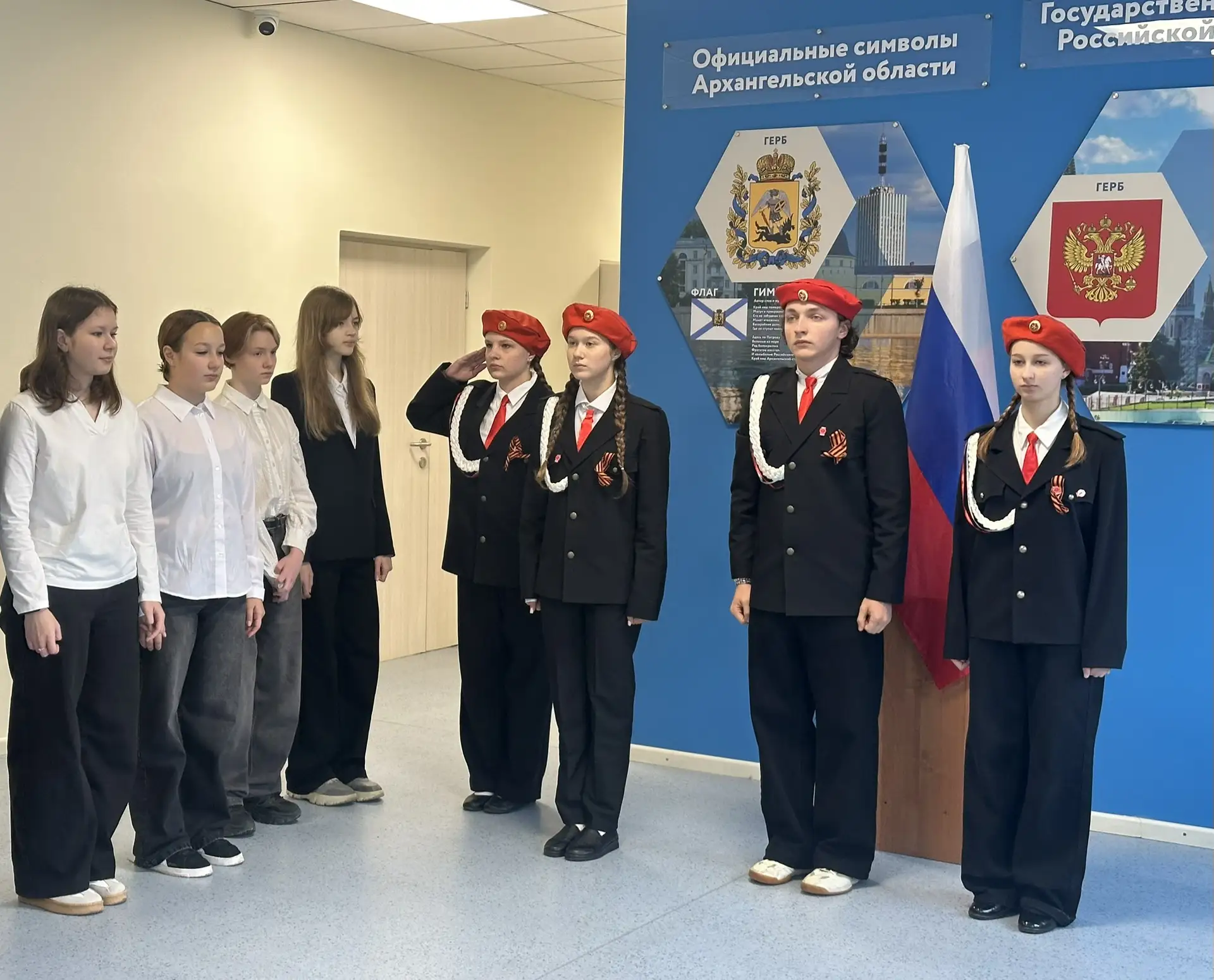 🇷🇺Учебная неделя началась с традиционной церемонии – выноса флага РФ, исполнение гимн...