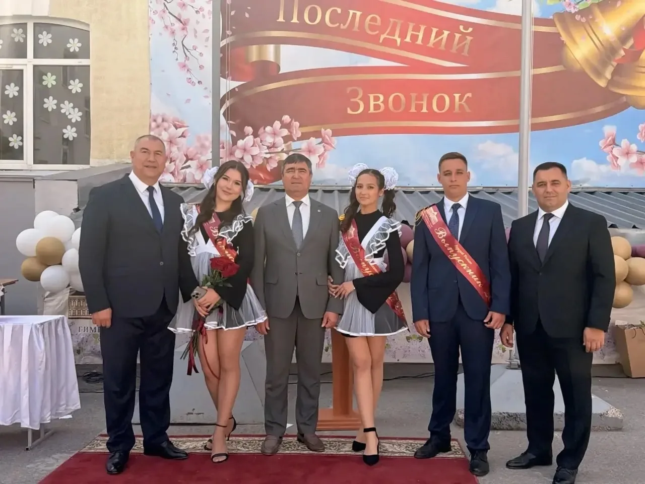 По всей России прошли торжественные линейки, где прозвучали последние школьные звонки д...