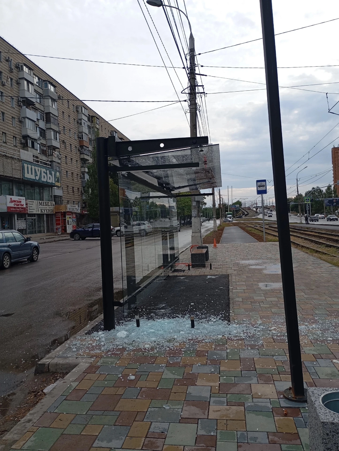⚡️ Новый павильон на остановке «Героев Сталинграда» — есть, а трамвай не останавливается