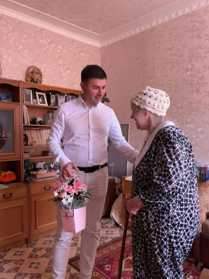 В Лениногорске с 99-летием поздравила бывшего главного врача

Нина Ивановна Терещенко – так зовут му