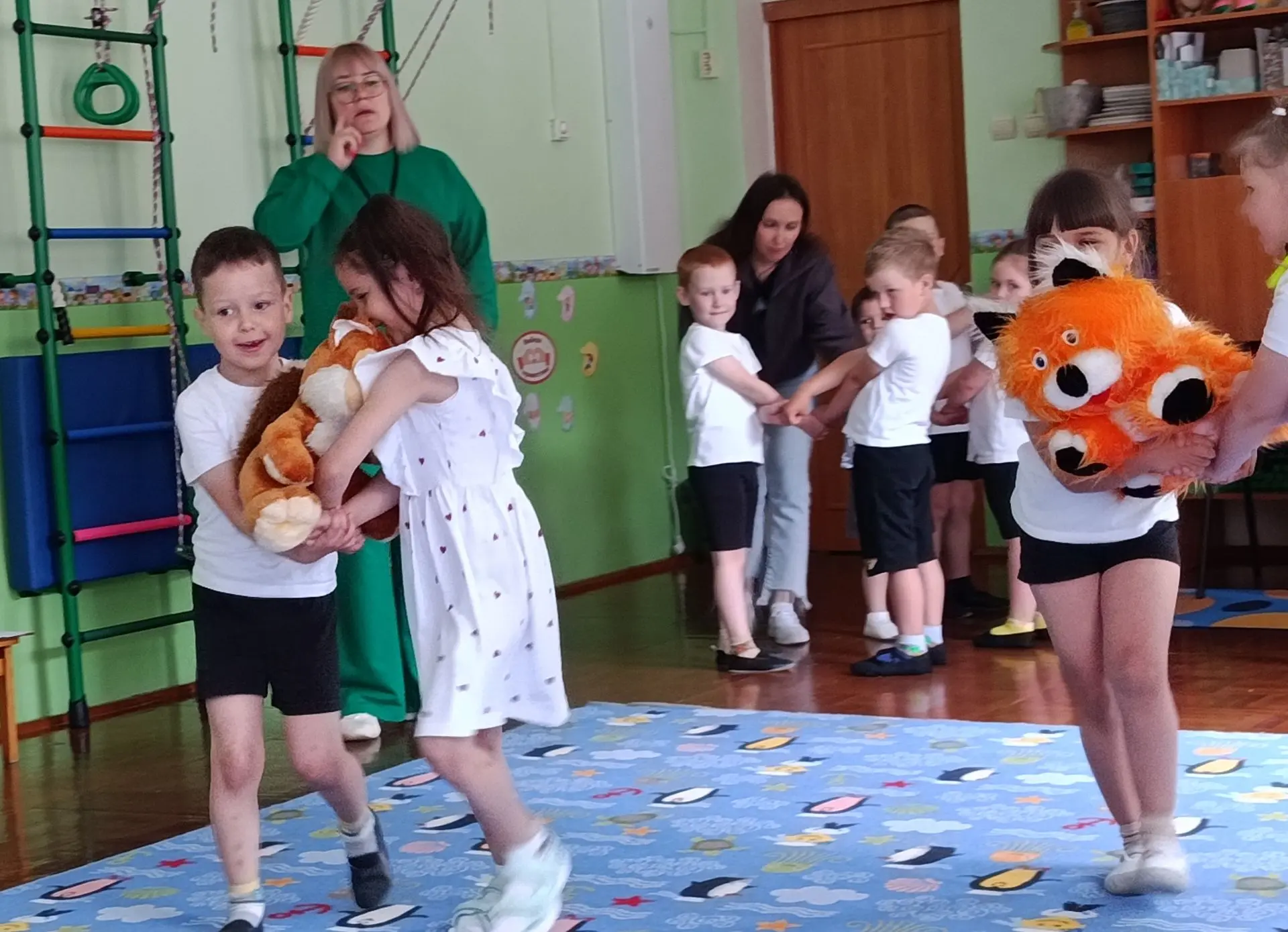 Сегодня в нашем саду царила атмосфера настоящего праздника! Мы отправились в увлекатель...