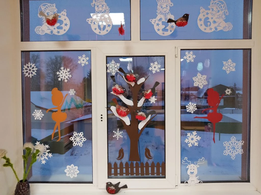 ❄За окном летят снежинки
❄И ложатся на тропинки.
❄ Это снова к нам пришла
❄ Наша зимушка-зима.
Сегод