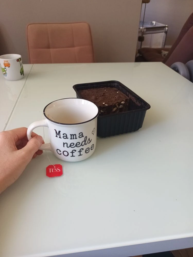 Пока младший на дневном сне, у меня чай в не детском размере, и шоколад в таком же.😁