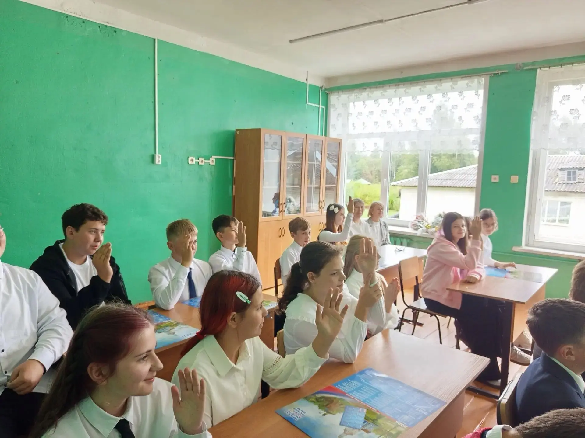 Сегодня во всех классах нашей школы прошли уроки безопасности. Ребята повторили основны...