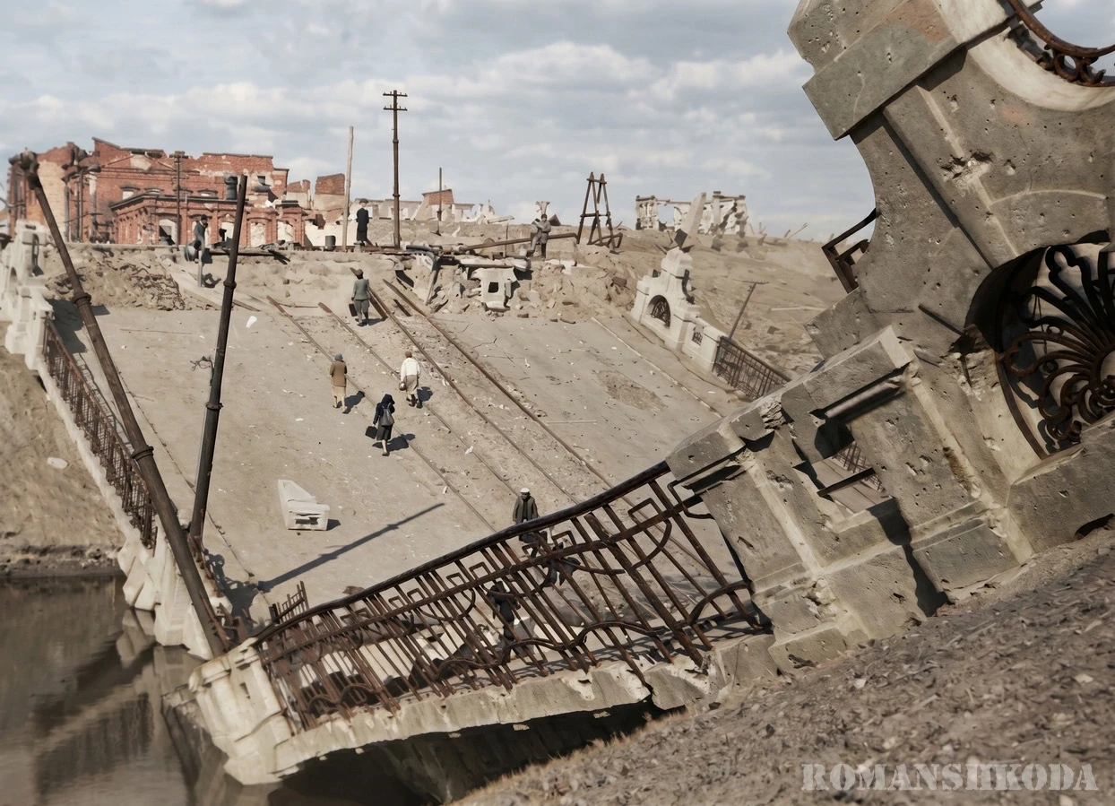 Фото Астраханского моста через Царицу в 1943 г. Во время Сталинградской битвы мост был ...