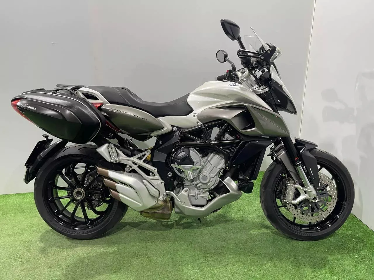 MV AGUSTA STRADALE 800 в наличии во Владивостоке  Характеристики:  - 2015 год - объем 800 см3 - Аукц