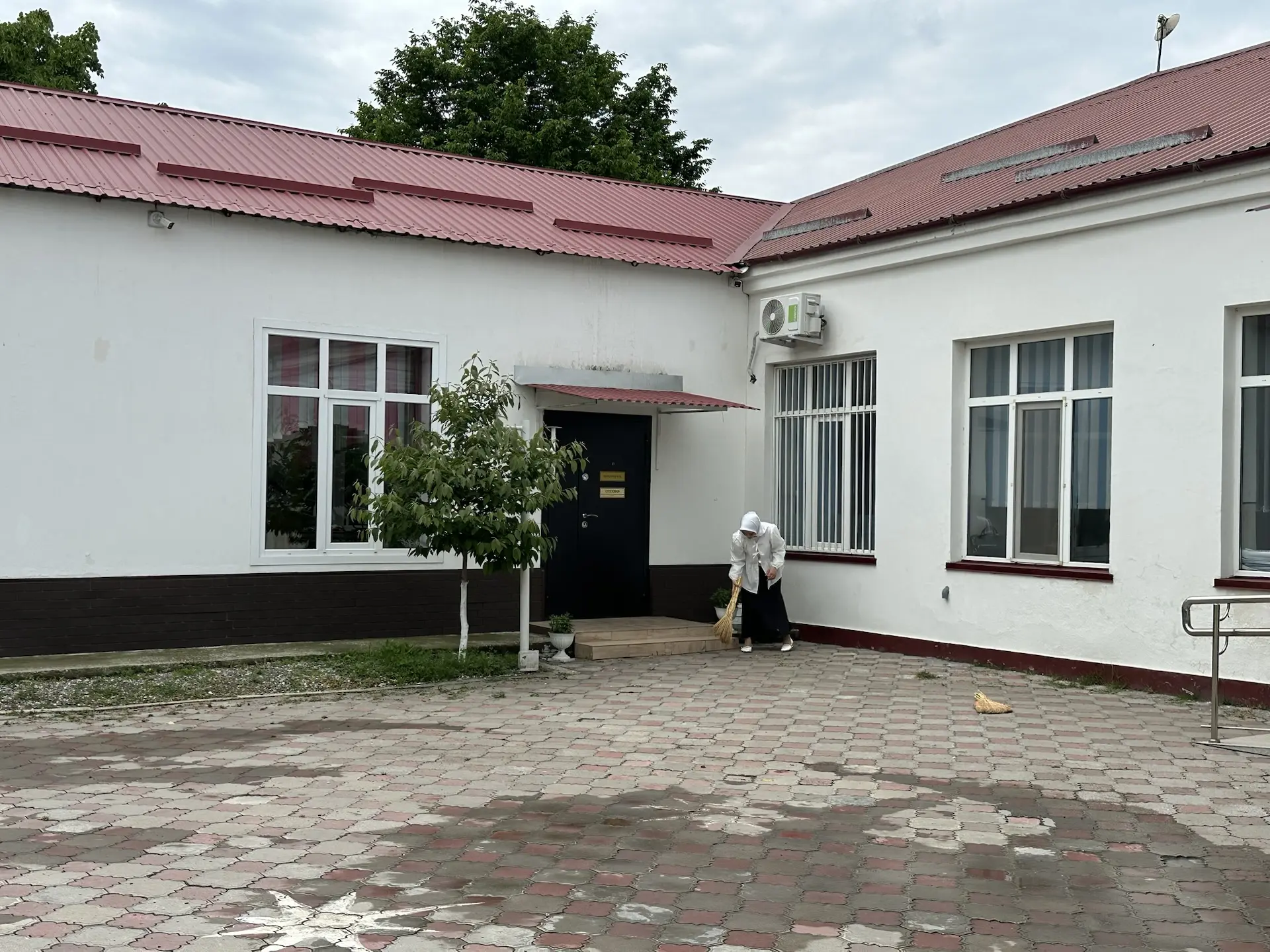 Недавно учащиеся нашей школы организовали и провели субботник во дворе учебного заведен...
