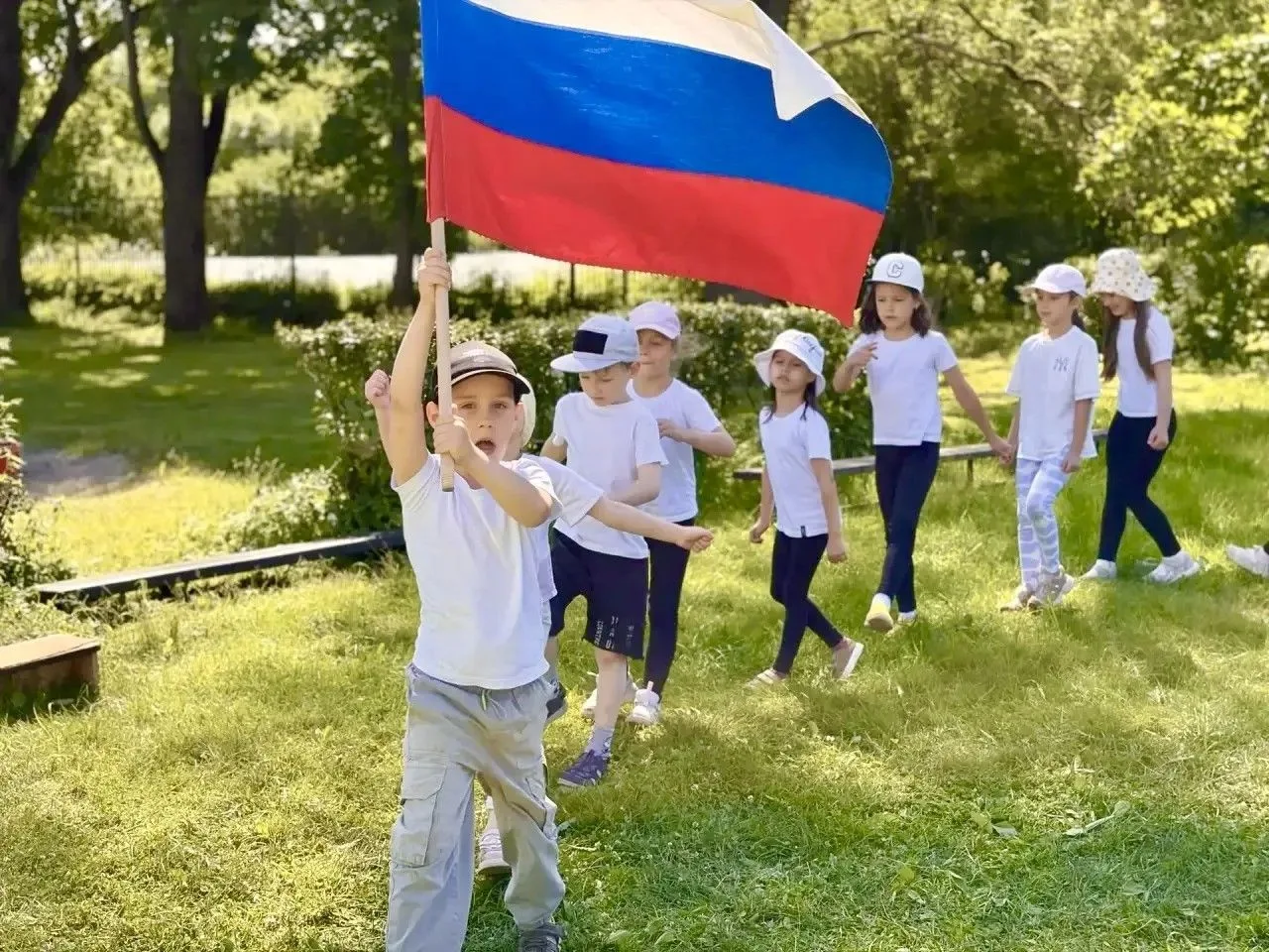 Поднимем флаг все вместе!🇷🇺 https://vk.ru/wall-205419240_15522