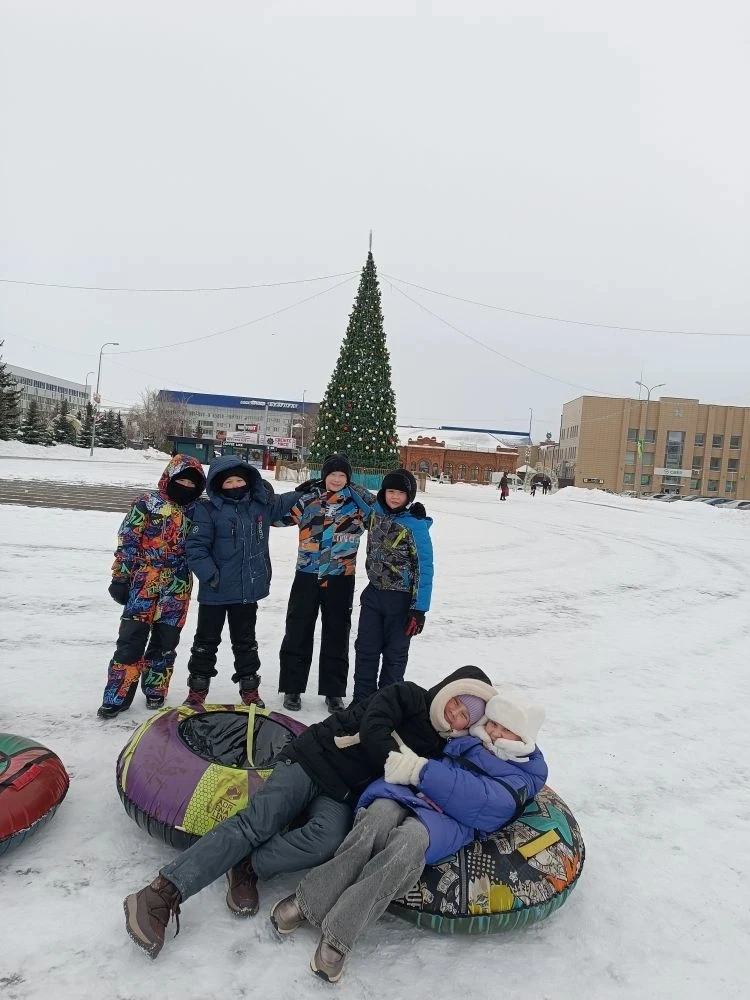 🎄Успели до метели!  3в и 3а поиграли в спортивные игры на свежем воздухе, а 1а и 3б устроили соревно