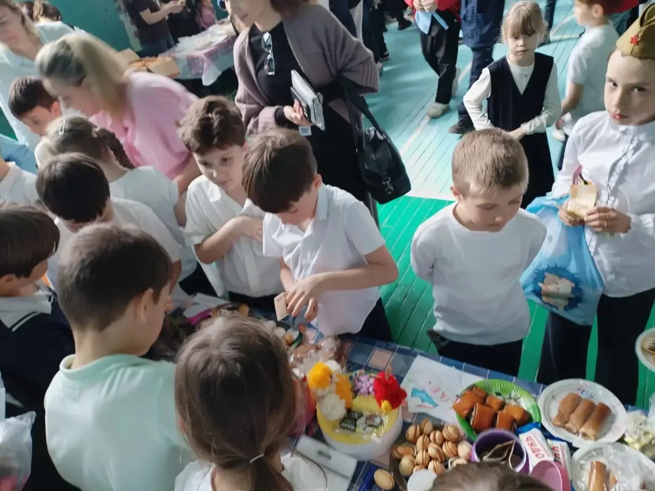 Добро и Патриотизм в Действии: 2 "А" Класс на Благотворительной Ярмарке!  13 мая, в День добра и пат