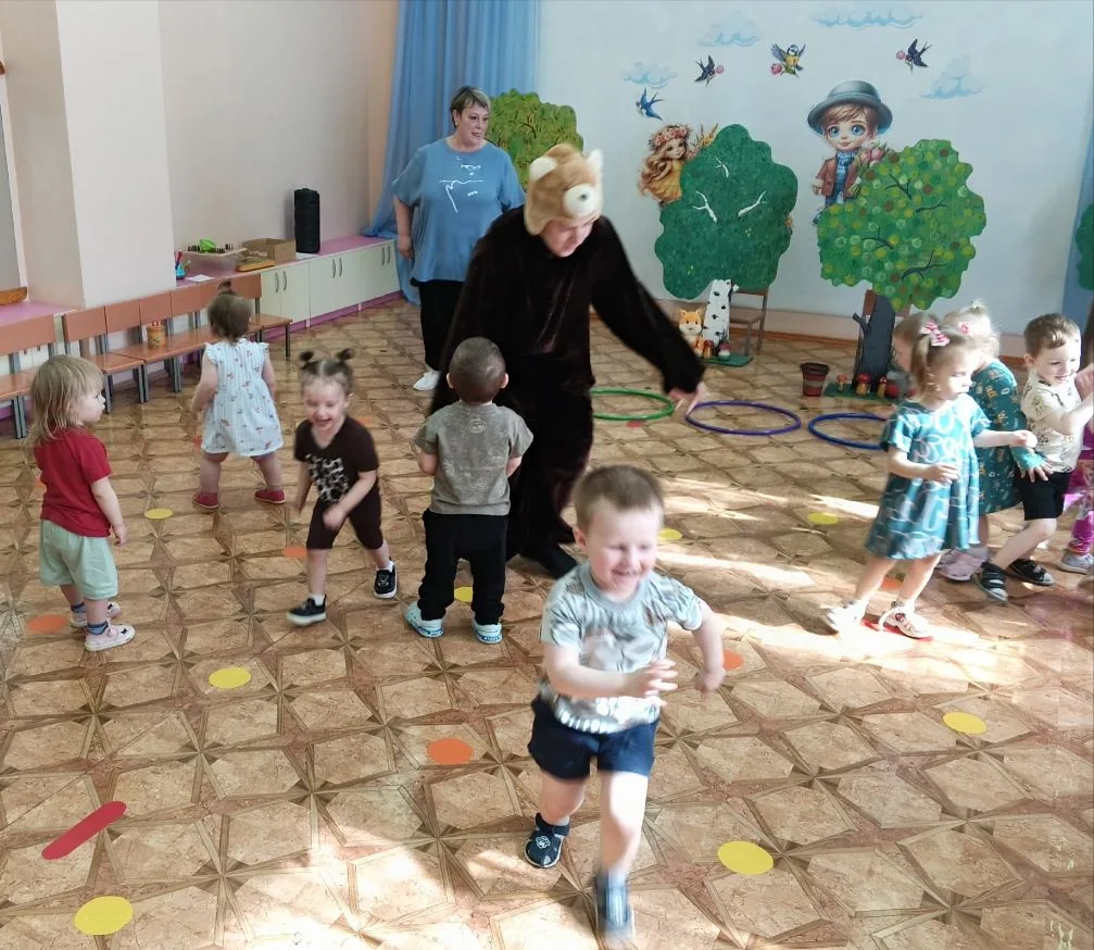 В младших группах "Ладушки" и "Гномики" прошло развлечение "Путешествие в сказочный лес...