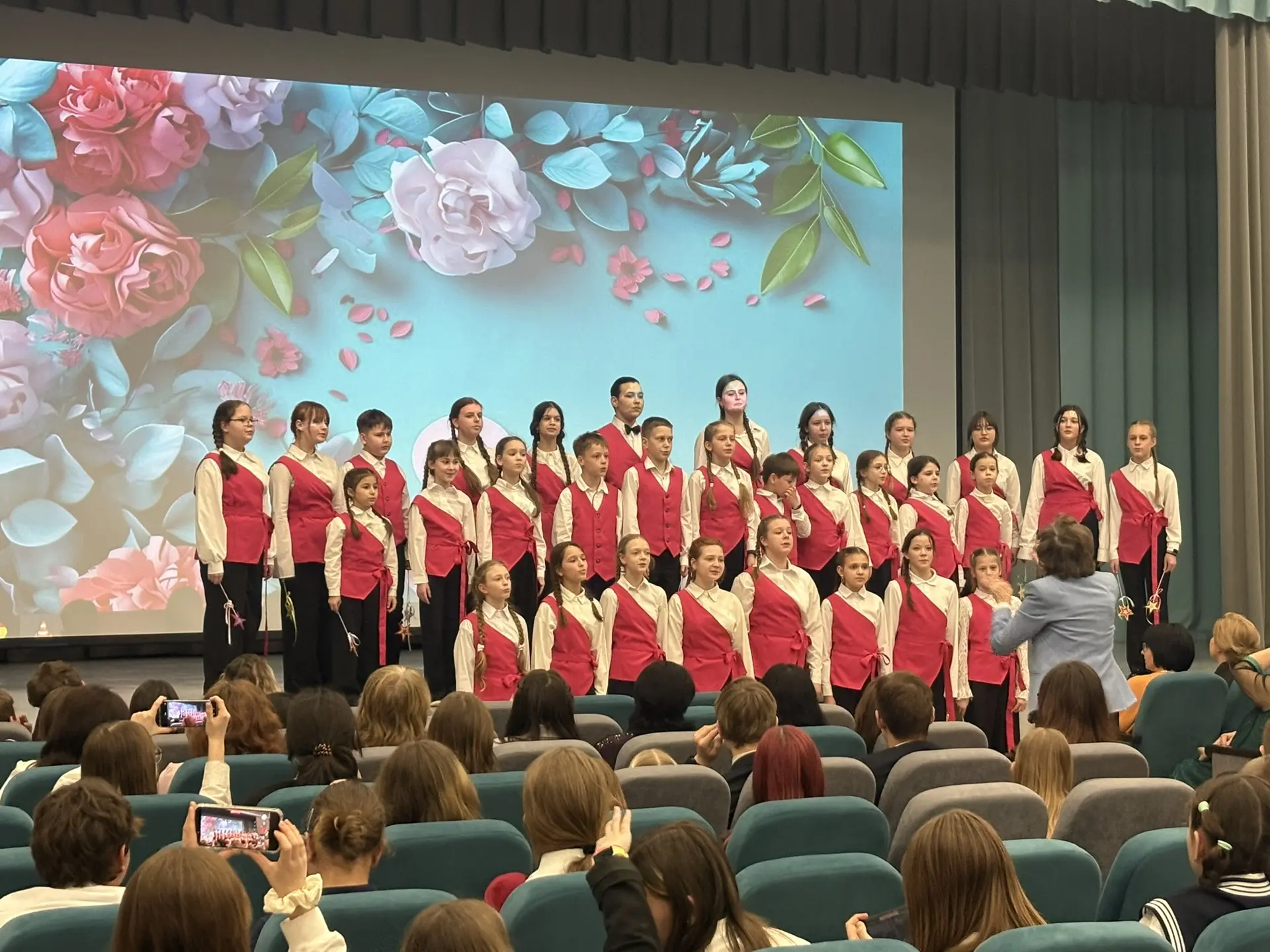 🌸✨ В нашей школе состоялся незабываемый концерт, посвящённый самому нежному и весеннему празднику — 