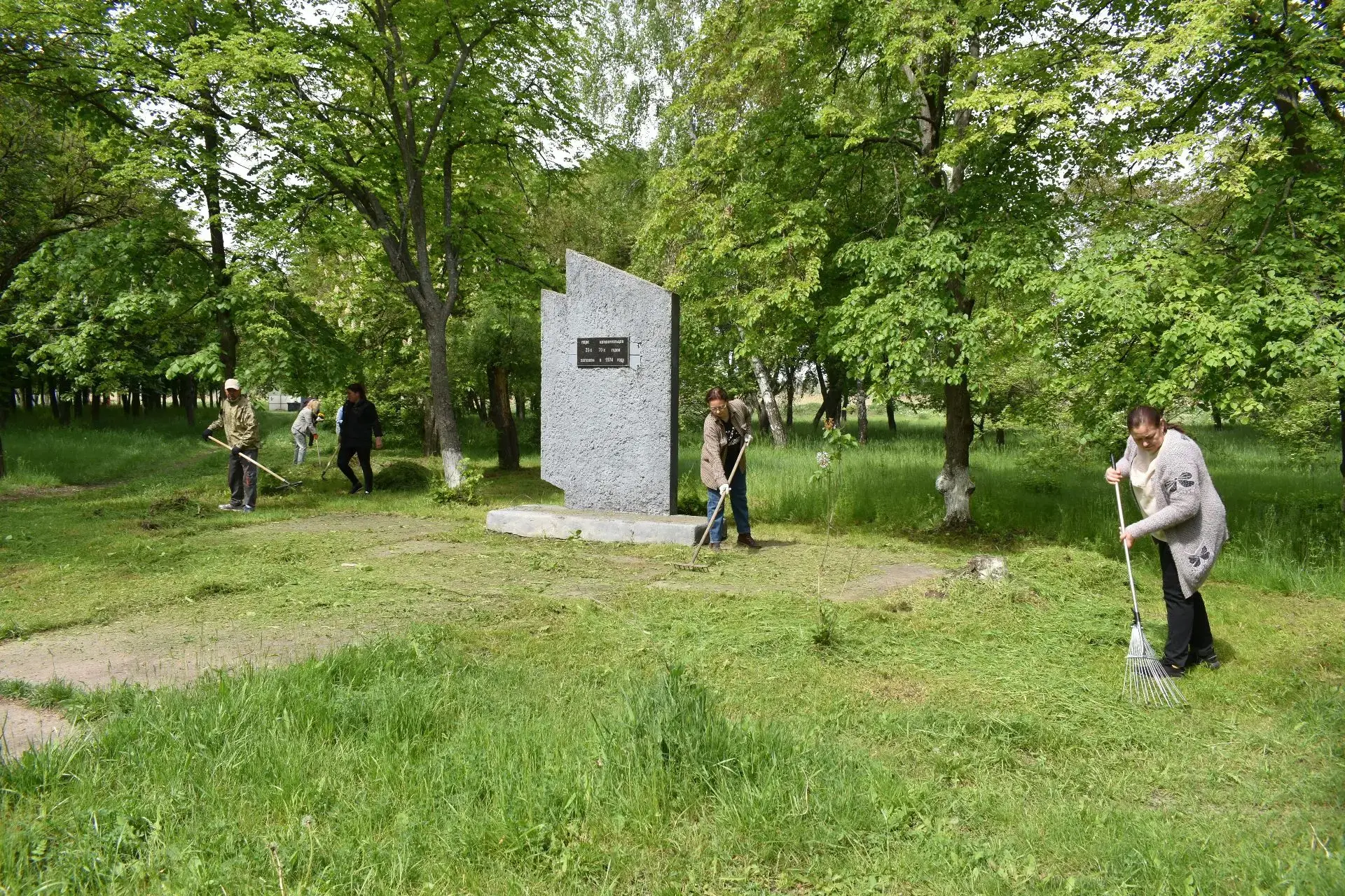 🌿 На территории парка имени Комсомольцев прошёл масштабный субботник.  В нём приняли участие сотрудн