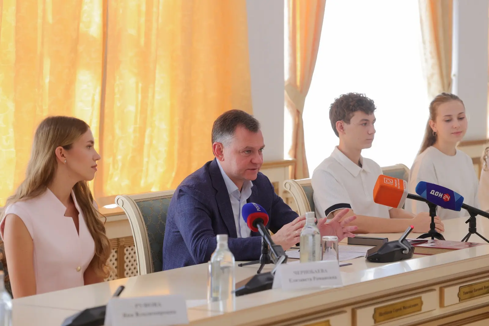 Выпускники из Новочеркасска приняли участие во встрече с Губернатором Ростовской област...