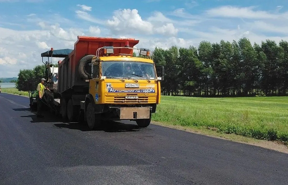 📍В Шаранском районе продолжаются работы по восстановлению изношенного слоя покрытия рядом с селом З