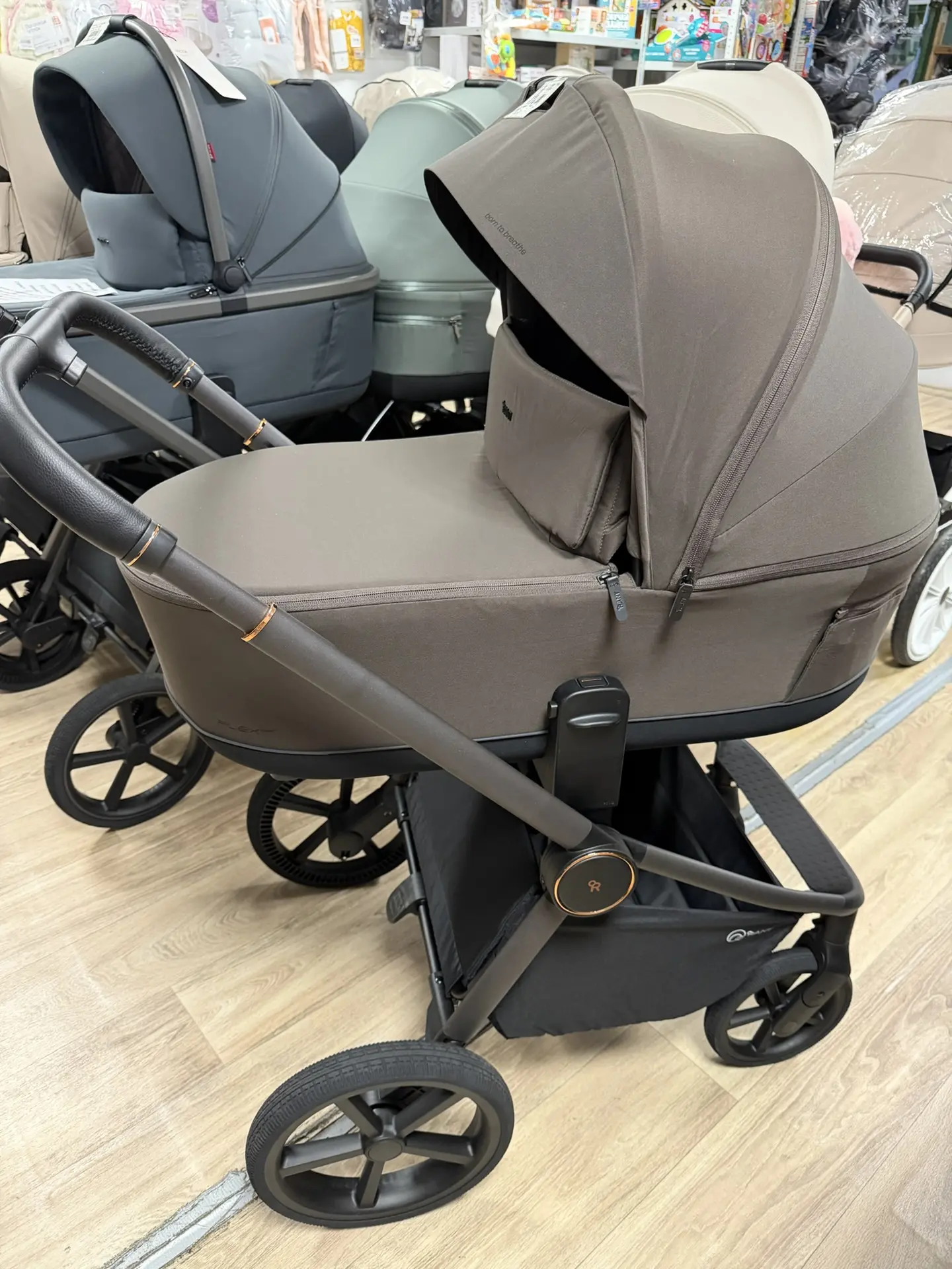 Получили сегодня Rant Flex Therm - коричневый (на фото), серый, черный, бежевый и зелёный.