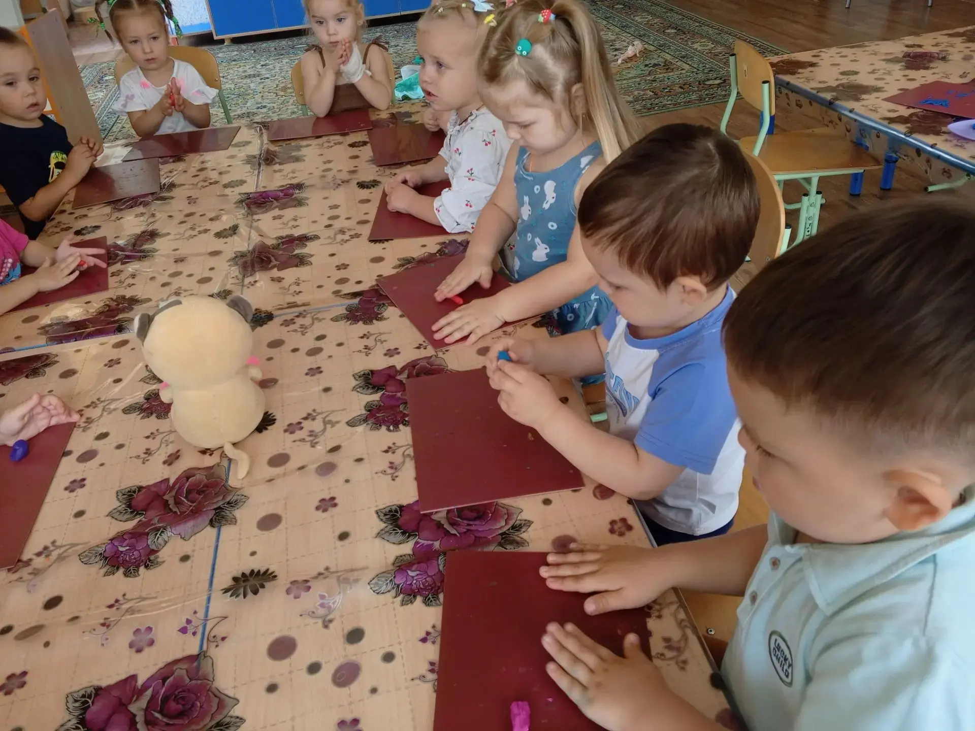 Сегодня у воспитанников младшей группы прошло занятие по лепке🍬🍭🍬. Малыши лепили кон...