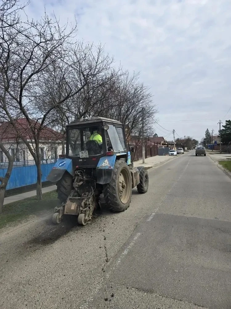 В станице Новотитаровской начаты работы по ямочному ремонту дорожного покрытия.
